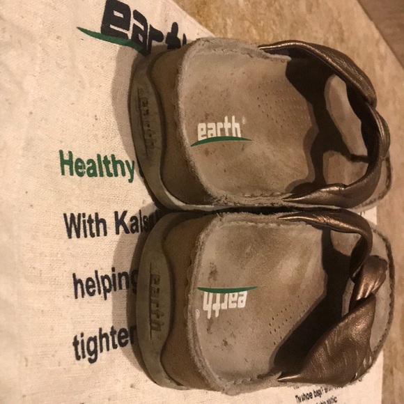 Earth Shoes Bronze in Size 7B - Picture 4 of 4